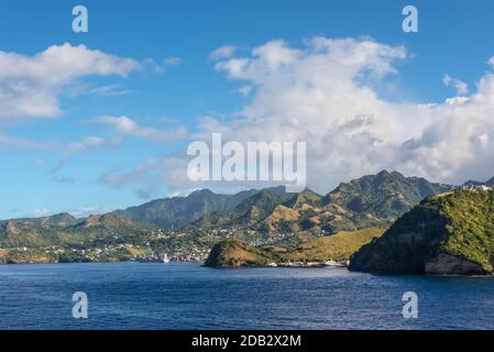 Vista sulla costa con molte case abitate sulla collina e Campden Park Container Port a Lowmans Bay, Clare Valley, Saint Vincent e Grenadine Foto Stock