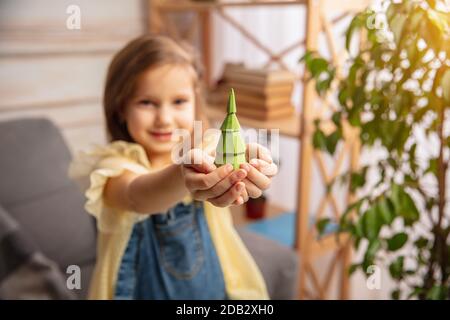 Presentazione. Felici i bambini, ragazza che si diverte nella creatività della casa. Happy Kid realizza giocattoli fatti a mano per giochi o festeggiamenti di Capodanno. Piccolo modello caucasico. Felice infanzia, preparazione di Natale. Foto Stock