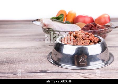 Macinato barbano crudo ricetta ingredienti per cani composto da carne, organi, pesce, uova e verdure Foto Stock