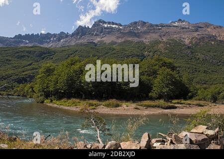 Vista sul fiume e sulle montagne a El Chalten, Argentina Foto Stock