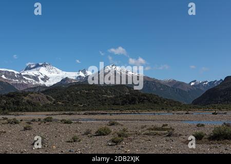 Vista sul fiume e sulle montagne a El Chalten, Argentina Foto Stock