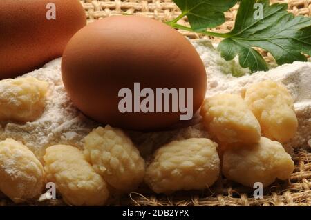 Gnocchi di patate crude con uova e farina Foto Stock