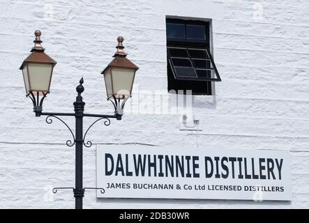 Situato in uno splendido paesaggio montano nel cuore del Cairngorm National Park, Dalwhinnie è la distilleria più alta della Scozia, a 1164 metri sul mare Foto Stock