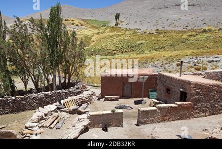 Casa vicino al Geyser di Botijuela nella zona vulcanica Antofalla Puna de Atacama, Argentina. Antofalla si trova nell'Antofagasta de la Sierra de Foto Stock