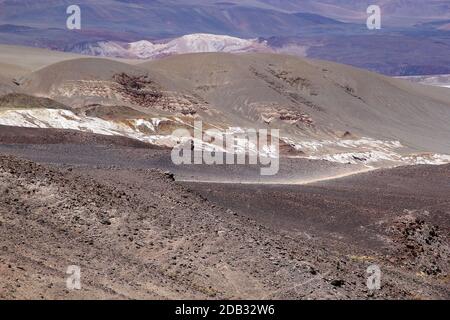 Paesaggio dal Geyser di Botijuela nella zona vulcanica Antofalla alla Puna de Atacama, Argentina. Antofalla si trova nell'Antofagasta de la Sierr Foto Stock