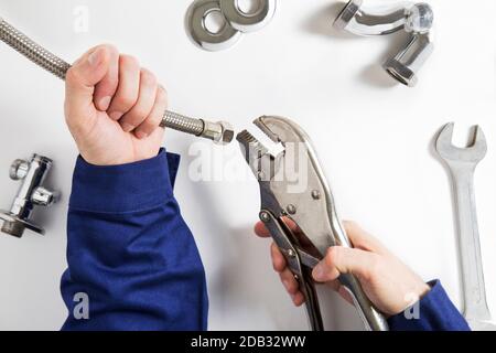 Sovraccarico di plumber le mani al lavoro Foto Stock