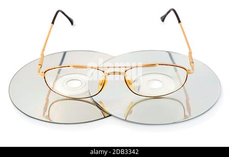 Occhiali in CD disk isolati su sfondo bianco Foto Stock