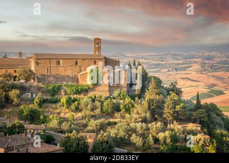 Vista di Montalcino, paesaggio di campagna in background, Toscana, Italia Foto Stock