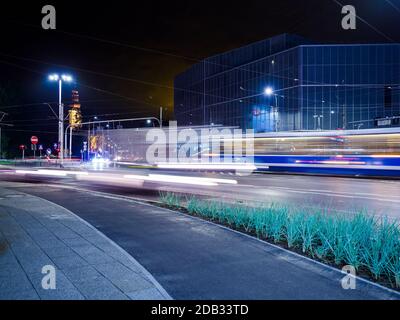 tram notturno, mezzi pubblici in città Foto Stock