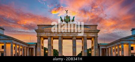 Panorama della porta di Brandeburgo illuminato al tramonto a Berlino, Germania Foto Stock