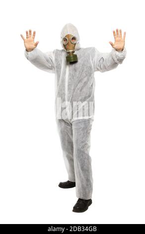 Un uomo che indossa una maschera a gas su uno sfondo bianco Foto Stock