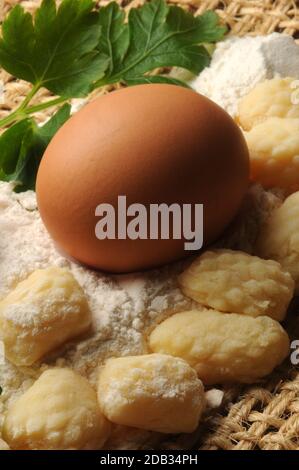 Gnocchi di patate crude con uova e farina Foto Stock