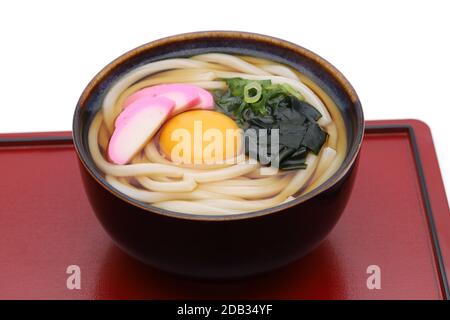 Tagliatelle giapponesi Kamaage udon in un recipiente in ceramica sul vassoio Foto Stock