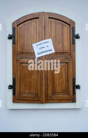 Il segno con il divieto di entrata in quarantena dal Covid 19 Foto Stock