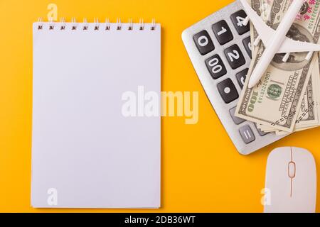 Aprile dell'anno è giorno di imposta, calcolatore di primo piano di primo piano di vista e soldi del dollaro, sul concetto giallo di preventivo di finanza di affari di fondo con la copia sp Foto Stock