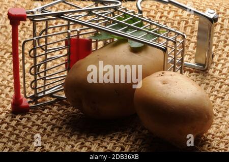 Patate crude nel carrello Foto Stock