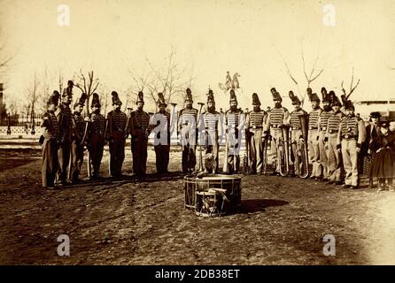 Band del 9° corpo della Riserva dei Veterani, Washington, D.C., aprile 1865; ritratto di gruppo di 17 uomini in uniforme posti in un semicerchio e strumenti di tenuta, con due tamburi in primo piano. Foto Stock