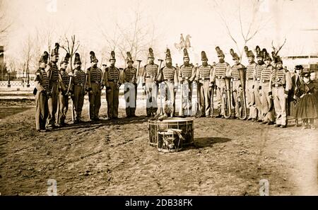 Washington, D.C. Band del 9° corpo della Riserva dei Veterani, in shakoes e giacche froggate, a Washington Circle. Foto Stock