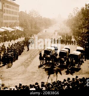 Washington, D.C. Gruppo di ambulanze seguito da bande e unità di fanteria sulla Pennsylvania Avenue vicino al Tesoro. Foto Stock