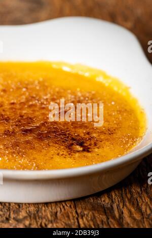 creme brulee su legno scuro Foto Stock