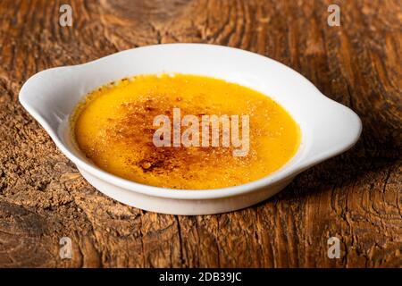 creme brulee su legno scuro Foto Stock