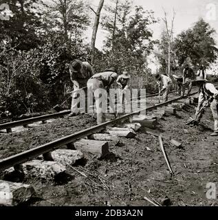 Murfreesboro, Tennessee, nelle vicinanze. Uomini che riparano la ferrovia a binario singolo dopo la Battaglia di Stone's River. Foto Stock