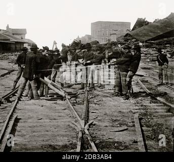 Atlanta, Georgia. Gli uomini di Sherman che strappano la pista ferroviaria. Foto Stock