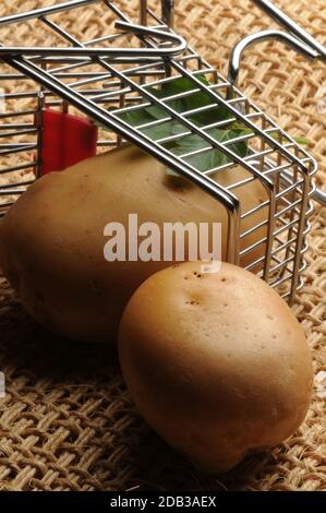 Patate crude nel carrello Foto Stock