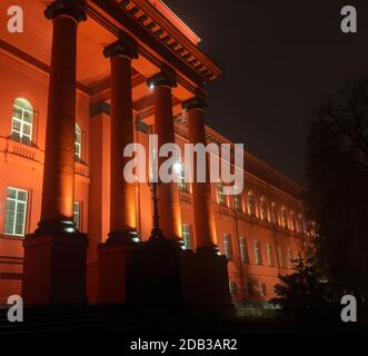 Taras Shevchenko National University of Kyiv rosso edificio dettaglio illuminato la notte d'autunno Foto Stock