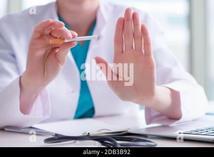 Il medico in anti-fumo concept Foto Stock