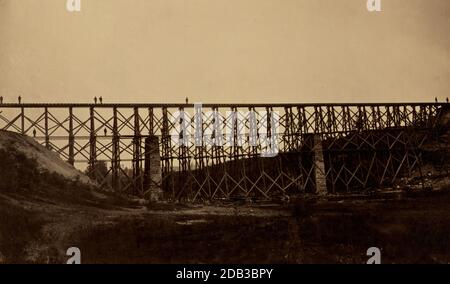 Ponte ferroviario militare su Potomac Creek sulla Richmond, Fredericksburg & Potomac Railroad, costruito dalla U.S.M.R.R. Corpo delle costruzioni, C.F. Nagle, supervisore / fotografato da Capt. A.J. Russell, capo del corpo fotografico, U.S.M.R.R.. Foto Stock