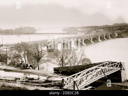 Washington, D.C. Vista ravvicinata dell'Aqueduct Bridge, con Chesapeake e Ohio Canal in primo piano. Foto Stock