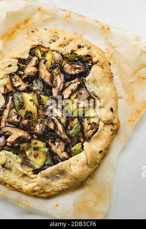 Funghi shitake, patata di porro e Galette di cipolla Foto Stock