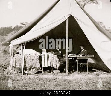 Antietam, il Presidente Lincoln e il Gen. George B. McClellan nella tenda del generale; un'altra vista. Foto Stock