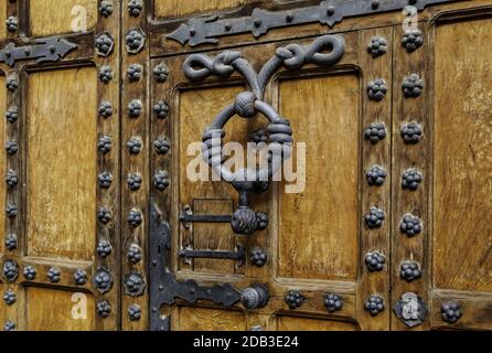 Porta medievale in legno, decorazioni e dettagli di protezione, arte del legno Foto Stock