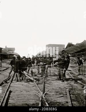 Atlanta, Georgia. Gli uomini di Sherman che strappano la pista ferroviaria. Foto Stock