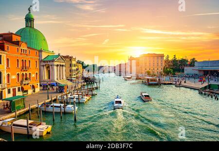 Canal e vaporetto fermano a Venezia Foto Stock