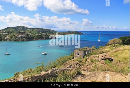 Vista di Deep Bay dal vecchio Fort Barrington a St. JohnÂ€™s Antigua Foto Stock