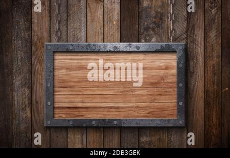 Grunge cartello in legno grezzo con struttura in metallo appesa alle catene di fronte a sfondo di legno Foto Stock