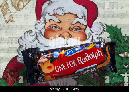 McVities Santa Snacks torta al cioccolato bar su tovagliolo serviette di Natale - uno per Rudolph Foto Stock