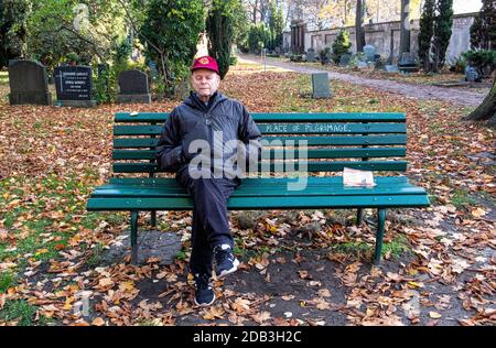 Friedhof Sophien ll, Mitte, Berlino. Uomo anziano seduto su panchina, in cimitero che guarda pensivo, pensieroso, triste. Luogo di incificazione del pellegrinaggio Foto Stock