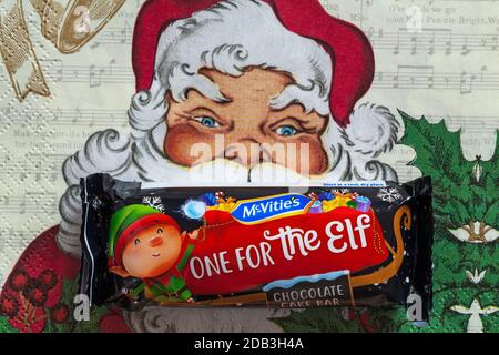 McVities Santa Snacks torta al cioccolato bar su tovagliolo serviette di Natale - uno per l'elfo Foto Stock