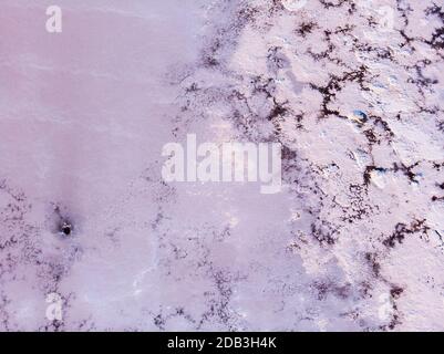 Incredibili forme di superficie di terra fatta di acqua e sale, natura astratta sfondo, vista aerea. Rosa molto salato Kuyalnik Liman a Odessa, salato Foto Stock