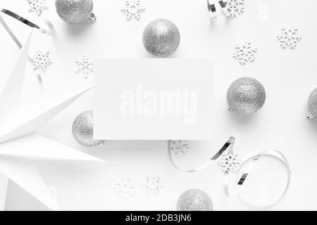 I resti delle feste di New Years con tonalità argento su un bianco sfondo elegante Foto Stock