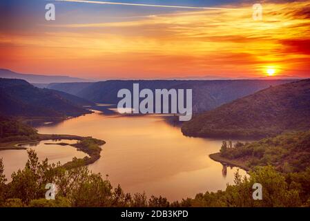 Incredibile alba sul fiume Krka nel Parco Nazionale in Croazia, bellissimo paesaggio, attrazione turistica, concetto turistico estivo Foto Stock