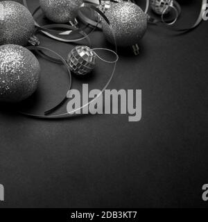 I resti delle feste di New Years con tonalità argento su un bianco sfondo elegante Foto Stock