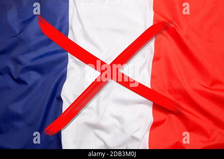 Rosso sbarrato bandiera della Francia, concetto di coprifuoco Foto Stock