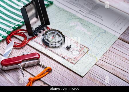 Un primo piano di attrezzatura escursionistica sul tavolo di legno Foto Stock