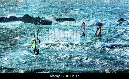 Seascape con i surfisti del vento che si divertono sull'Oceano Atlantico Foto Stock