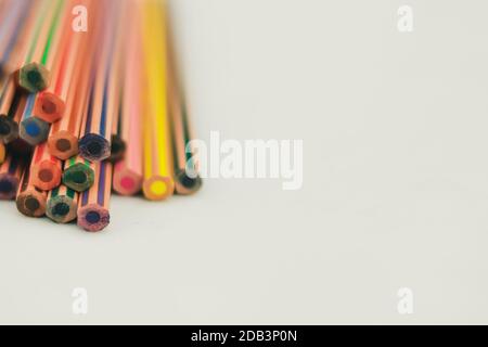Più matite di diversi colori per disegnare, impilati su uno sfondo bianco Foto Stock